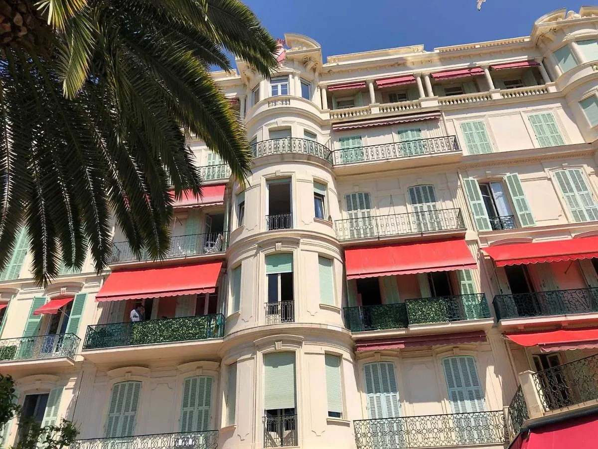 Grand 2P Face Mer En Centre-Ville Dans Un Palace Avec Parc A Menton - Fr-1-196-318 France